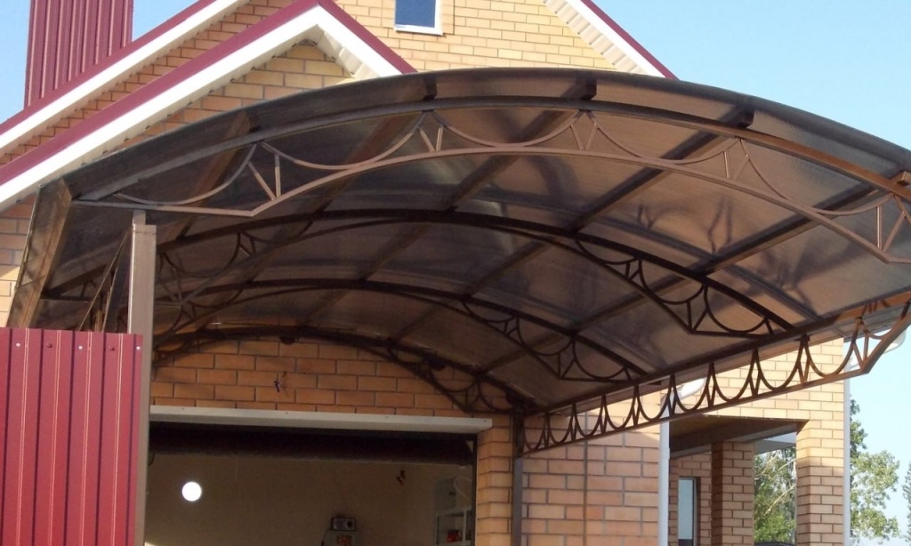 фото Роскошная бронза для Вашего навеса: сотовый поликарбонат ROYALPLAST 8 мм!